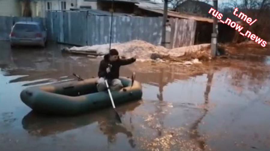 Жители Урала рыбачат в луже.