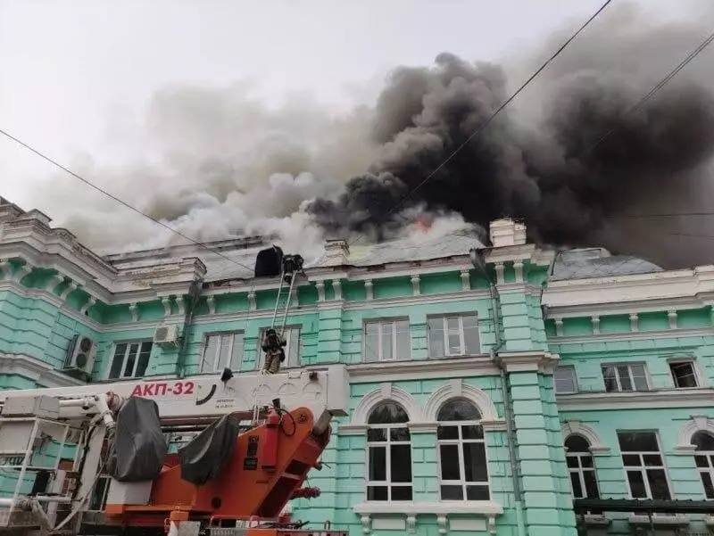 Делали операцию во время пожара.